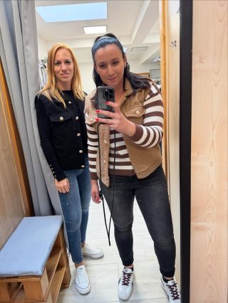 ..A vestičky jsou naše 😅🫶 I my holky z Glamstore máme občas dilema , co jde s námi domů, ono když Vám projde rukama každý...